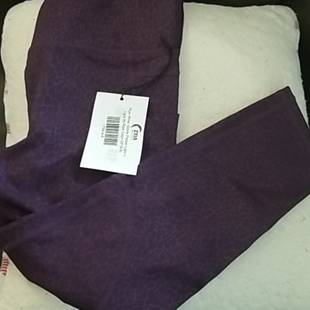 Plum river stone pocket capri